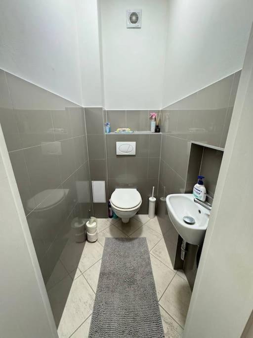 Cozy Karlin Apartment Praha Bagian luar foto