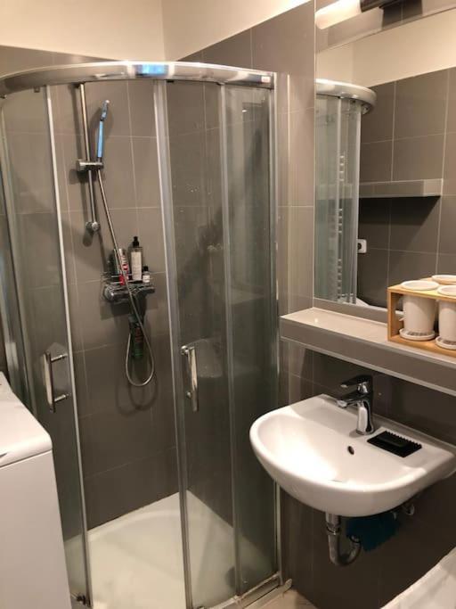 Cozy Karlin Apartment Praha Bagian luar foto